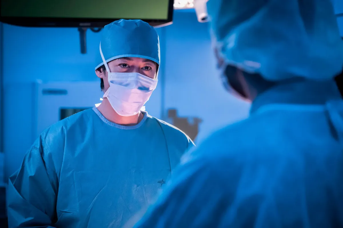 『LOVED ONE』ディーン・フジオカが手術着姿で“ご遺体”と向き合う…場面カット複数解禁【第1話あらすじ】