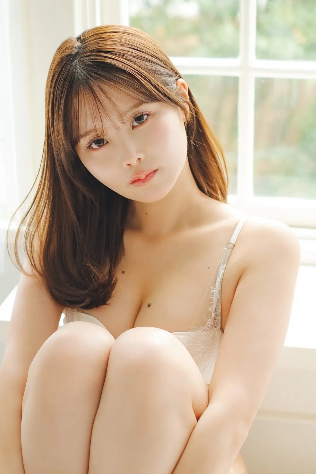 「片岡篤史チャンネル」アシスタントでも話題！　吉田恵美が色香あふれるランジェリー姿