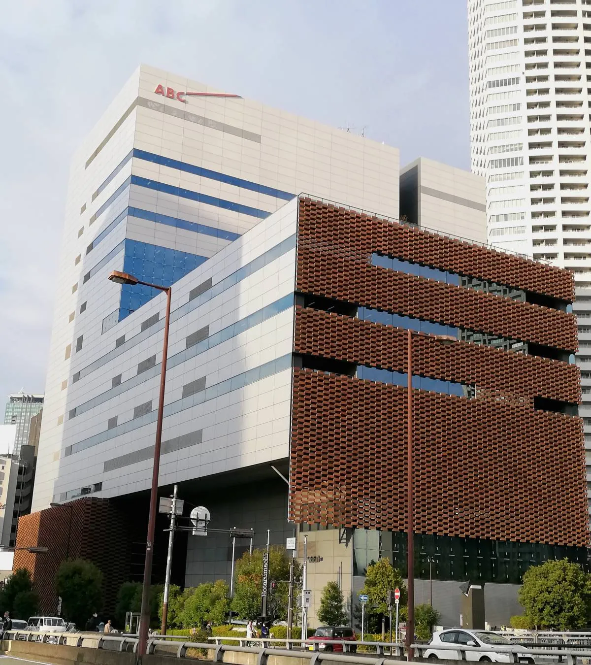 ABCテレビ、25年度の個人全体視聴率が2年連続3冠達成　大型単発番組に加えレギュラー番組が好調でけん引