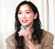 杏、國村隼と久々の共演で安心感「今回は謎を秘めた間柄」
