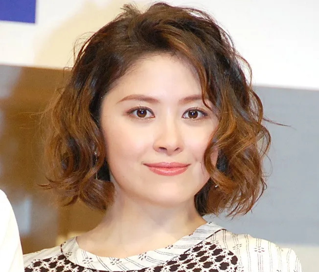 宮澤エマ、いきなり大胆ベッドシーン　「早くも…」「演技がリアル」SNS反響　浅香航大と濃厚なキス　30日放送『産まない女はダメですか』【ネタバレあり】