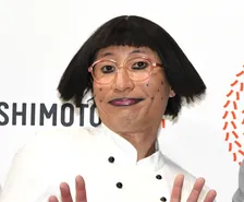 すっちー、愛車『ハイラックスサーフ』との“笑撃”2ショットに2.6万いいね「すち子さん姿で運転して欲しい」「かっけぇオバハンや」