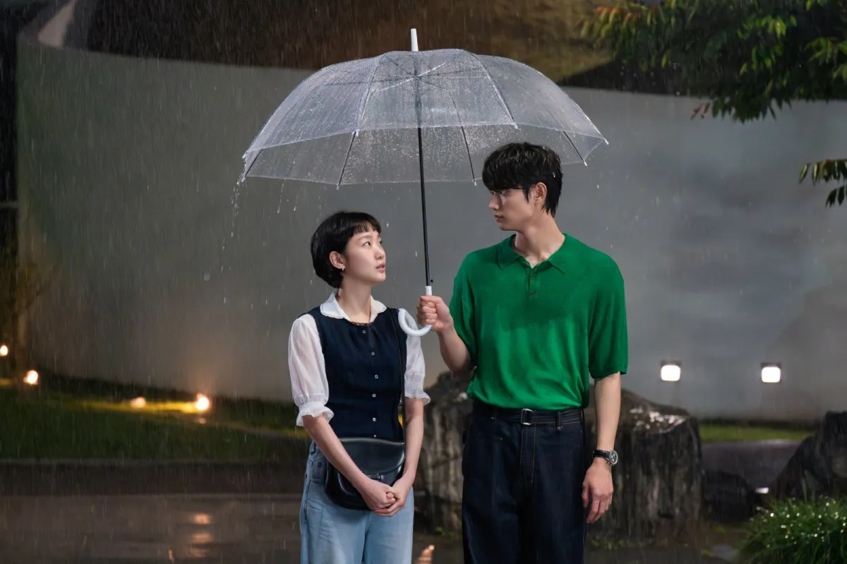 キム・ゴウン＆キム・ジェウォン、1本の傘を差し見つめ合う…　『ユミの細胞たち』シーズン3、カップルスチール公開【コメントあり】