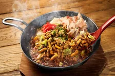 丸亀製麺“初”の鉄板風グリルパンスタイル誕生　うどんと飯の“禁断のタッグ”でボリュームある一皿