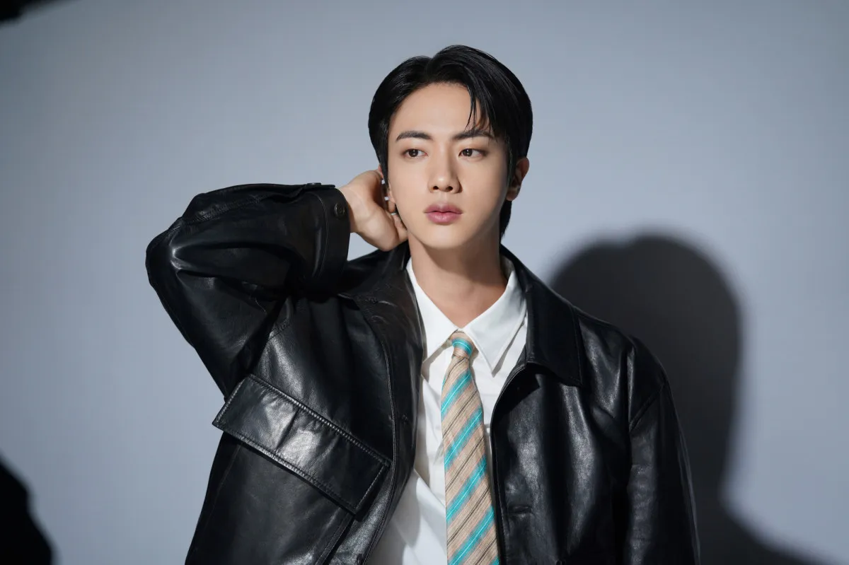 変貌自在なBTS・Jin、“投げキッス”も披露「お気に入りのJinを見つけて」