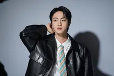 変貌自在なBTS・Jin、“投げキッス”も披露「お気に入りのJinを見つけて」