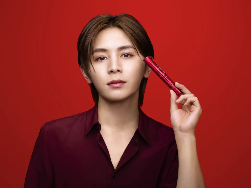 山田涼介、真紅のバラをまといドラマチックな大人の世界を表現　『MAYBELLINE NEW YORK』年間キャンペーン第2弾