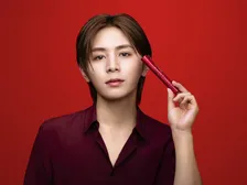 山田涼介、真紅のバラをまといドラマチックな大人の世界を表現　『MAYBELLINE NEW YORK』年間キャンペーン第2弾