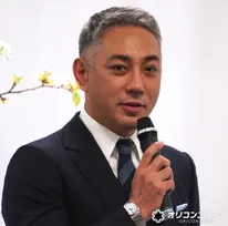 市川團十郎、子どもと時計の製造工程を見学　「日本人ならではの繊細さ」に感動