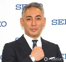 市川團十郎、子どもと時計の製造工程を見学　「日本人ならではの繊細さ」に感動