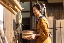 『風、薫る』りん、看病してくれる人を雇おうと家中のお金を集める　第4回場面カット