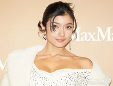 ローラ、山で春の山菜を収穫→“ささっと”料理作り「体と心を整えて農作業の始まりだぁ」　自然豊かな生活の近況伝える