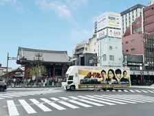 『ボーダレス』ドラマさながらのアドトラックが走行中　土屋太鳳＆佐藤勝利の限定SP音声を響かせる