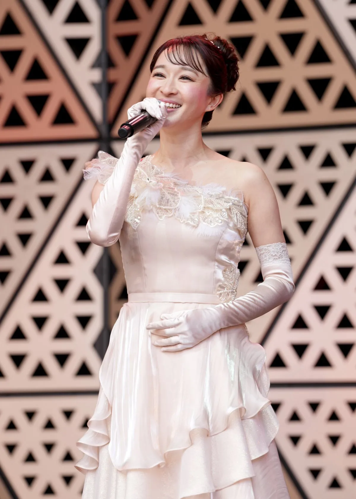 元宝塚歌劇団の有沙瞳、演歌・歌謡歌手デビューに先立ちデビュー曲初披露　宝塚の舞台とは「全然違います」