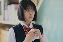 プール後のパンツを教室で晒され…クラスメイトの嘲笑の的に　助けた男子に恋する　SNS「ハイパー一目惚れすぎる」『るなしい』第1話【ネタバレあり】