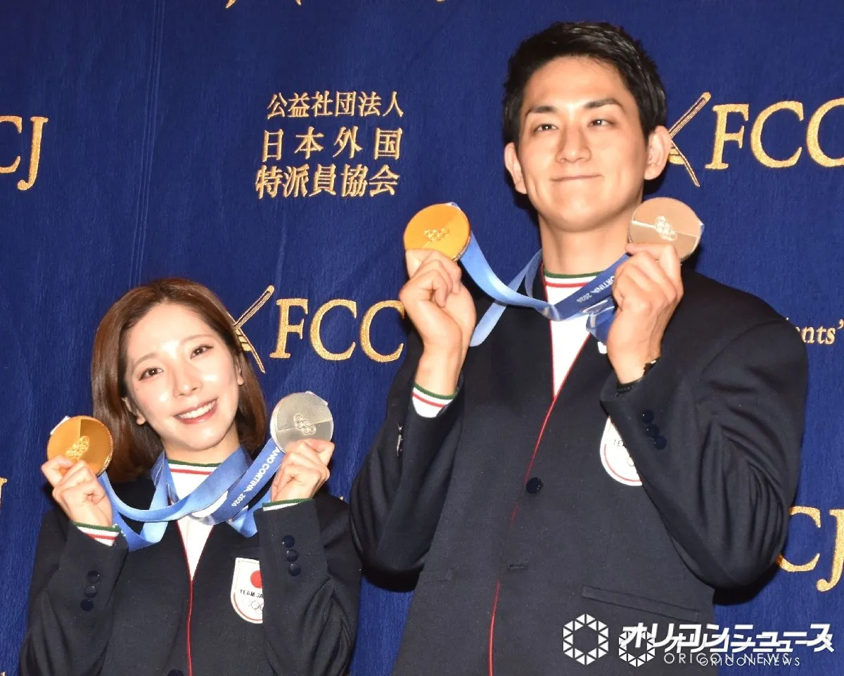 “りくりゅう”三浦璃来&木原龍一、コナミ本社で『桃鉄2』“ガチ対決”ショット　コラボ色紙イラストも公開「コラボやっぱりキター」「東西どっちのモードで対戦したのかな」