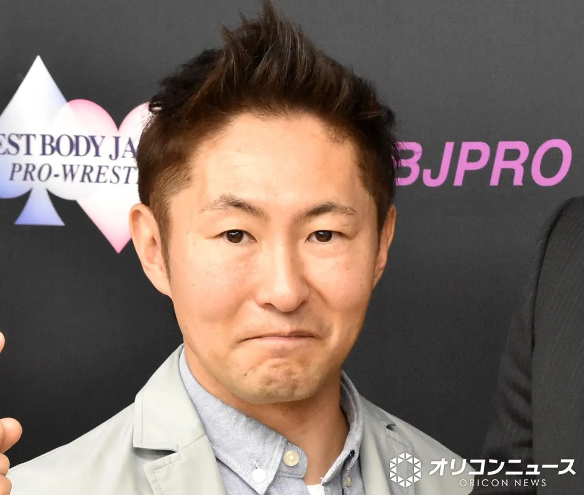 なべやかん、実家の窓から望む“桜景色”が「最高で素敵すぎる」「成功者の大窓」「絵画のよう」と話題