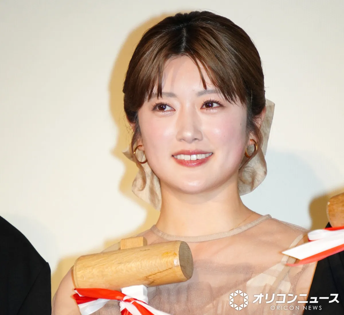 元乃木坂46樋口日奈、透け感ヌーディーカラーワンピースで登壇　荒木飛羽との撮影の裏側明かす