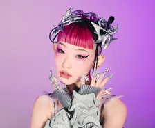 詩羽の加入5周年、水曜日のカンパネラが新アーティスト写真公開　サイバーパンクな仕上がりに