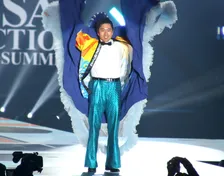 吉村洋文大阪府知事、ドームでランウェイ　海モチーフのマント→法被姿に大変身【関コレ】