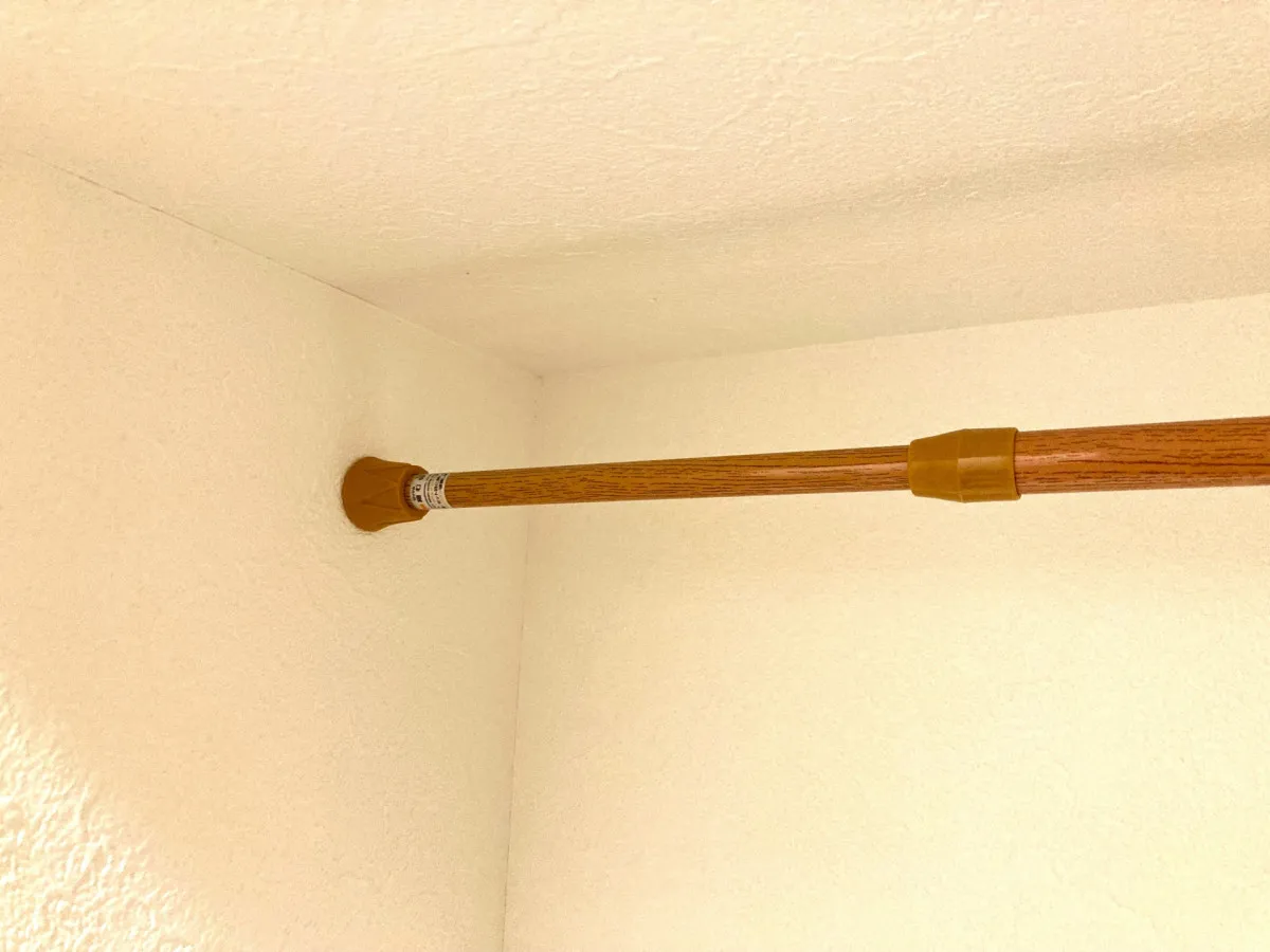 “突っ張り棒”が何度も落ちる問題を解決…自衛隊が教える“絶対外れない”設置方法に反響「試したらいい感じ」「助かります」