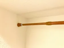 “突っ張り棒”が何度も落ちる問題を解決…自衛隊が教える“絶対外れない”設置方法に反響「試したらいい感じ」「助かります」