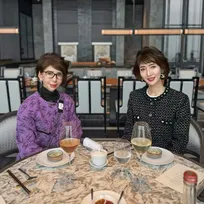 激似すぎる71歳母と46歳娘、“姉妹”どころか本人と間違えられるほど…「親子に見えない」「マイナス20歳すぎる」