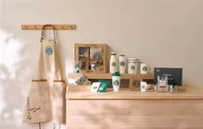 【スタバ新作グッズ】日本上陸30周年記念 懐かしの初代ロゴ復刻のボトルやマグが登場