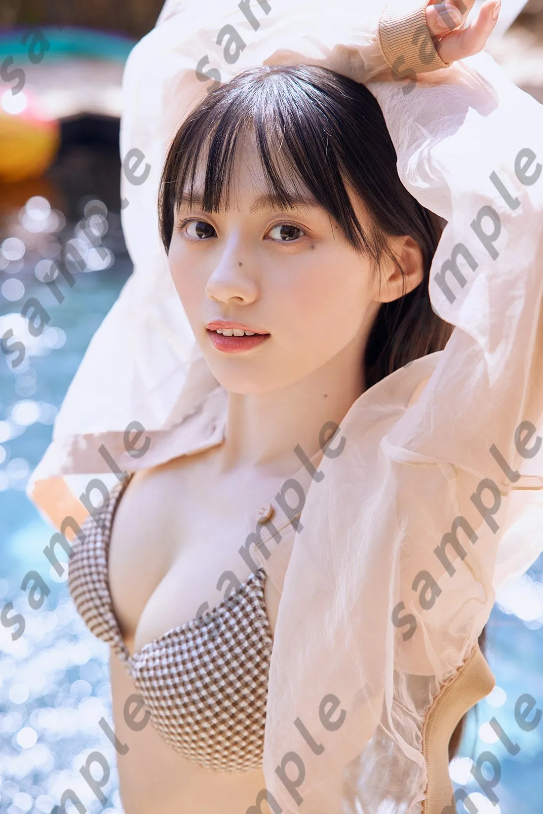 乃木坂46川崎桜、プールサイドにたたずむビキニショット　1st写真集特典ポストカード第5弾