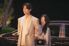 IU＆ビョン・ウソク、寄り添い合う2ショット　韓国ドラマ『21世紀の大君夫人』オフショット公開で反響「妖精ですか…」「胸元がとても美しい」