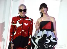 メリル・ストリープ＆アン・ハサウェイ、『プラダを着た悪魔』コンビが初の2ショット来日　生“ザッツ・オール”にファン熱狂