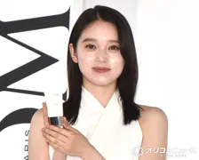 高石あかり、ノースリーブの純白衣装で登場　ランコム ジャパン アンバサダーに就任