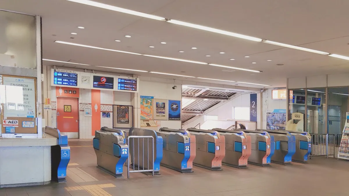 小田急、“カスハラ”対策で駅係員に小型ウェアラブルカメラ導入へ　全70駅で実施