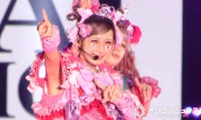 しなこ、雰囲気激変　生足スラリ…クールなメガネ姿「お美しい」「こういう綺麗系の雰囲気の服も…」