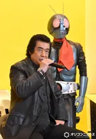 藤岡弘、『仮面ライダー』55周年にしみじみ「あらゆる面で思い出深い」　1号像と2ショット　藤岡真威人も登場