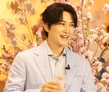 町田啓太、朝から飲酒に笑顔「すいません、仕事中に…」テイスティングで流ちょうなコメントを披露