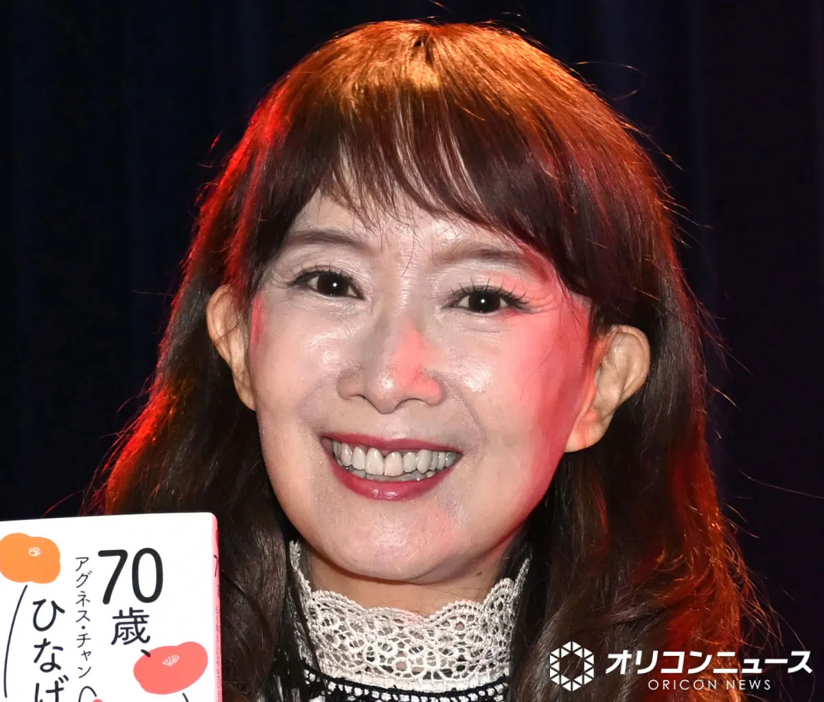 アグネス・チャン、20年前の“赤いベスト”着こなし「個性的なデザインで、楽しい気分」　洋服整理で発見