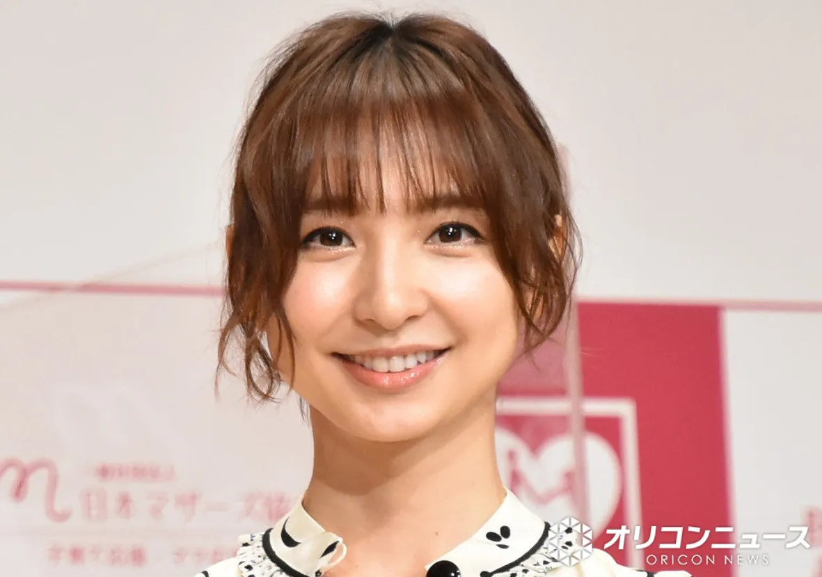 篠田麻里子、小学生を迎えた長女と記念撮影　桜の木の下での親子2ショットに反響「もうそんなに大きくなってたのね」「めっちゃいい写真」