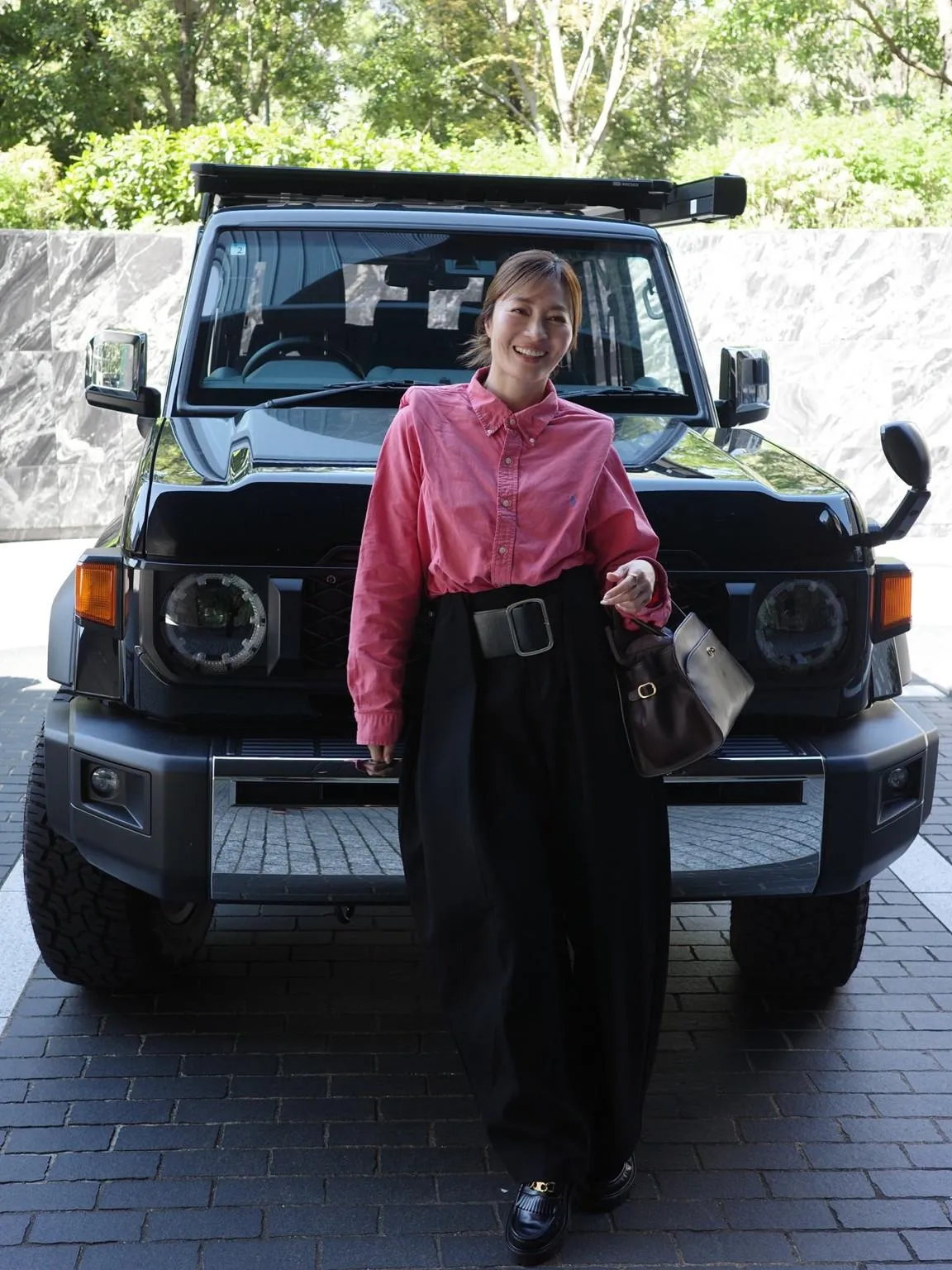 新山千春、新たな“相棒”の愛車「ランクル70」で自然満喫　焚き火＆温泉でリフレッシュ「白のパーカーお似合い」