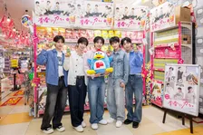 ブランドアンバサダー初就任のVIBY、自身のビジュアル展示に笑顔「僕たちがいっぱい」