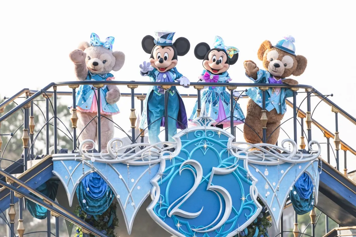 東京ディズニーシー、25周年イベントをひと足早くお披露目　ミッキー＆ミニーらが“ジュビリーブルー”の衣装で登場　4・15より約1年間にわたって開催