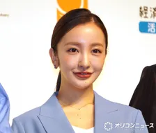 板野友美、普段着ることが少ない衣装に「背筋が伸びる」　林芳正総務大臣は思わず「この社長のもとで働きたい」