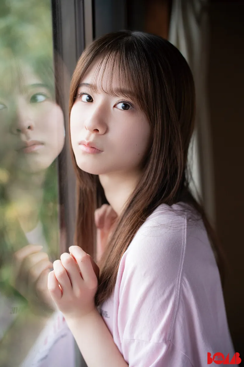 乃木坂46菅原咲月、二十歳の現在進行形グラビア　『BOMB』表紙に登場【独占カットあり】