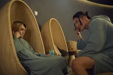 岩本照＆松田元太、サウナの熱さ×水風呂の冷たさで“人生の真理”に辿り着く　『カラちゃんとシトーさんと、』第5話＆第6話あらすじ公開