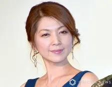 飯島直子、春の花を飾った自宅ショットを披露「ステキ」「癒されます」「空き瓶使って、飾ってるとこが、大好き」
