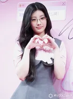 ILLIT・WONHEE（ウォンヒ）、“オフィススタイル”披露　来日イベントに笑顔「とてもうれしい」