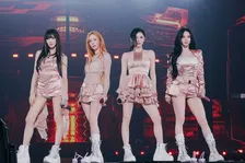 aespa、初のドームツアー開幕　大阪で一味違う新衣装、最新曲「ATTITUDE」初披露