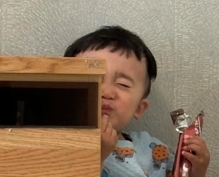 「んまー！」“隠れているつもり”…1歳息子が初めてのトッポをパクリ　禁断の味を知った表情に「ロッテのCM来て」の声