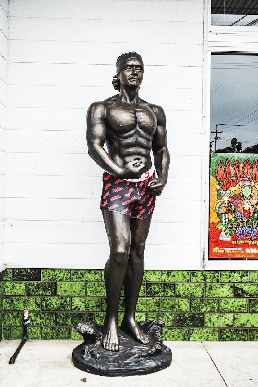 WANIMA・KO-SHINの“マッチョ銅像”が地元・熊本県天草市に建立