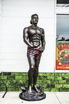 WANIMA・KO-SHINの“マッチョ銅像”が地元・熊本県天草市に建立